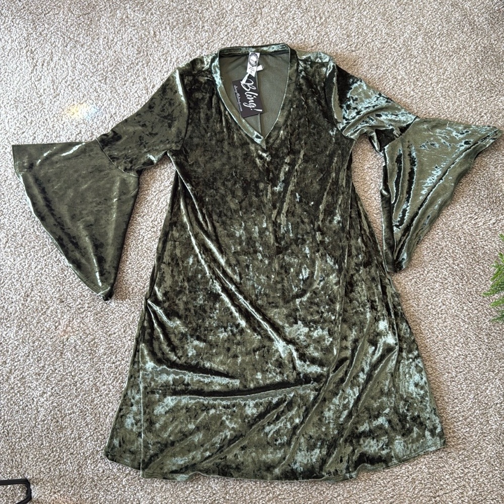 NWT: Women’s unique crushed velvet flowy costume dress with big flowy sleeves SM